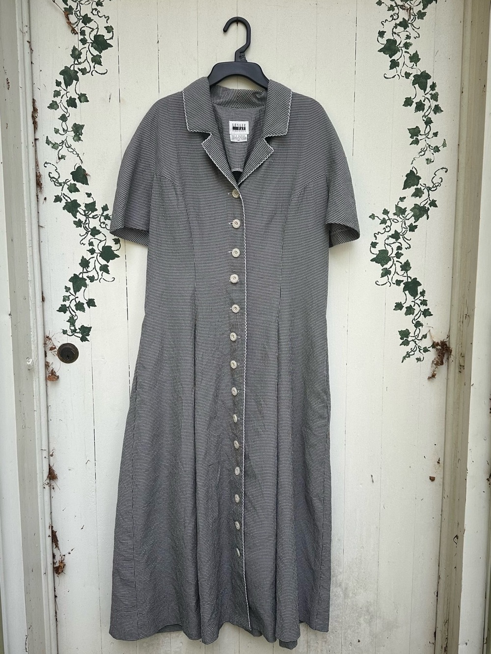 Vintage 90โs Gingham B&W Leslie Fay Grey Etched Flower Button-Front Maxi Dress